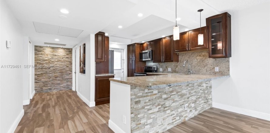 Condo in Pompano Beach, Florida, 3 bedrooms  № 2044523