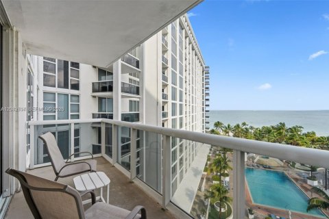 Copropriété à louer à Bal Harbour, Floride: 2 chambres, 98.1 m2 № 2176352 - photo 16