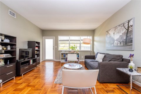 Condominio en alquiler en Miami Beach, Florida, 1 dormitorio, 71.16 m2 № 1972845 - foto 2