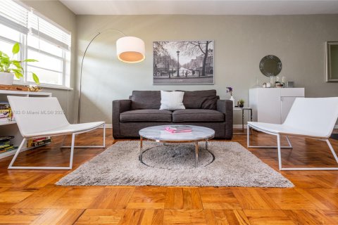 Condominio en Miami Beach, Florida, 1 dormitorio  № 1972845