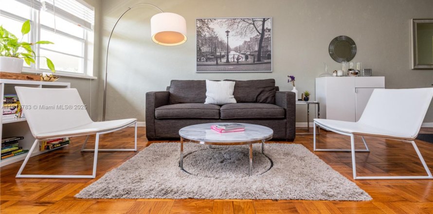 Condominio en Miami Beach, Florida, 1 dormitorio  № 1972845