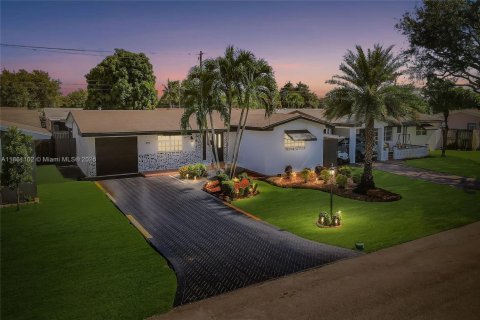 House in Pembroke Pines, Florida 2 bedrooms, 128.95 sq.m. № 1893335 - photo 1