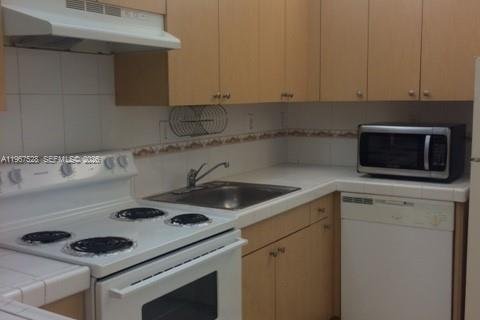 Condo in Miami, Florida, 2 bedrooms № 2029682 - photo 12