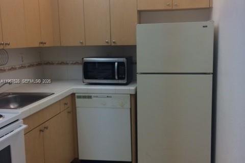 Condo in Miami, Florida, 2 bedrooms № 2029682 - photo 13