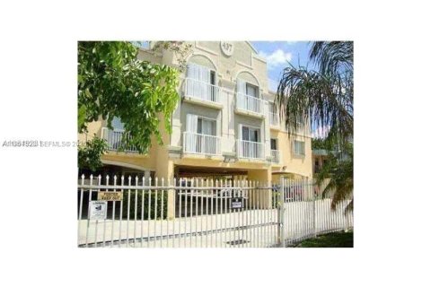 Condo in Miami, Florida, 2 bedrooms № 2029682 - photo 3