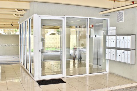 Condo in Miami, Florida, 2 bedrooms № 2029682 - photo 4