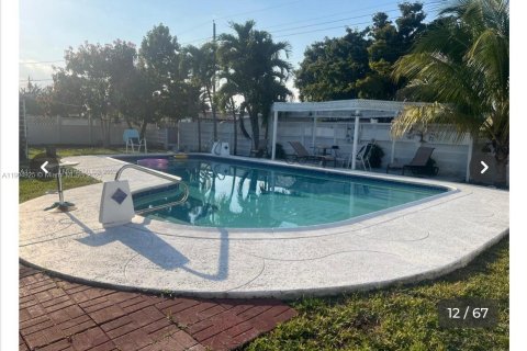 Casa en venta en Hollywood, Florida, 5 dormitorios, 239.59 m2 № 1955046 - foto 2