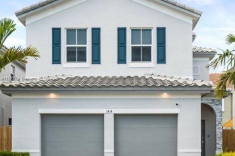 Casa en alquiler en Homestead, Florida, 3 dormitorios, 192.49 m2 № 1937976 - foto 1