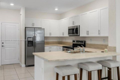 Casa en alquiler en Homestead, Florida, 3 dormitorios, 192.49 m2 № 1937976 - foto 4