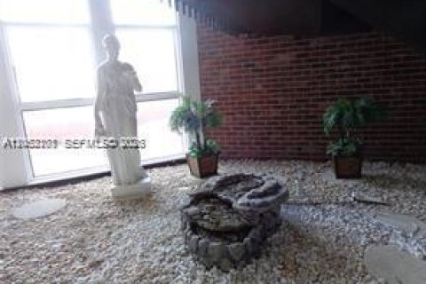 Купить кондоминиум в Лодердейл-Лейкс, Флорида 1 спальня, 61.5м2, № 2244652 - фото 27