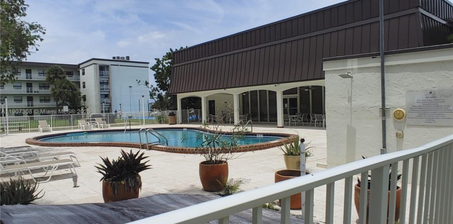 Кондоминиум с 1 спальней в Дания-Бич, Флорида № 1963864