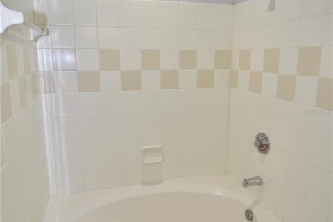 Townhouse in Sarasota, Florida 3 bedrooms, 139.26 sq.m. № 2202435 - photo 12