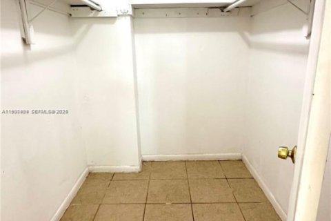 Villa ou maison à louer à Miami, Floride: 3 chambres, 137.03 m2 № 1989247 - photo 10