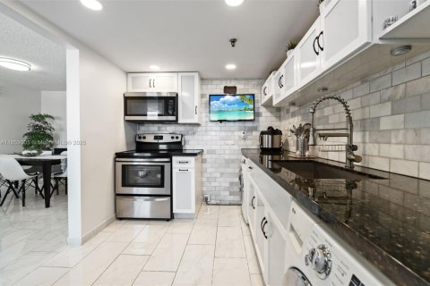 Condominio en venta en Miami, Florida, 2 dormitorios, 112.69 m2 № 1887429 - foto 11