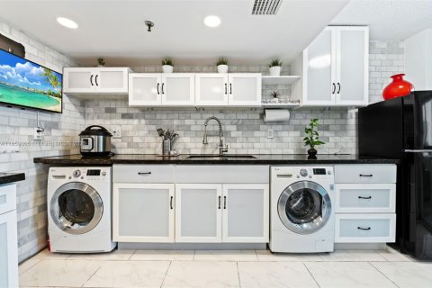 Condominio en venta en Miami, Florida, 2 dormitorios, 112.69 m2 № 1887429 - foto 12