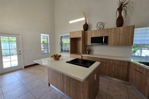 House in Miami, Florida 4 bedrooms, 303.42 sq.m. № 1891185 - photo 23