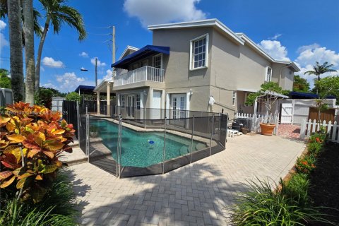 House in Miami, Florida 4 bedrooms, 303.42 sq.m. № 1891185 - photo 4