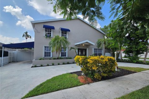 House in Miami, Florida 4 bedrooms, 303.42 sq.m. № 1891185 - photo 2