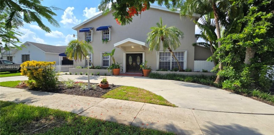 House in Miami, Florida 4 bedrooms, 303.42 sq.m. № 1891185