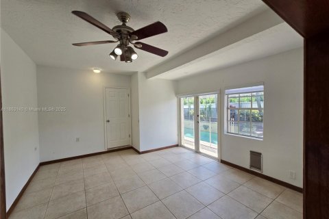 House in Miami, Florida 4 bedrooms, 303.42 sq.m. № 1891185 - photo 24