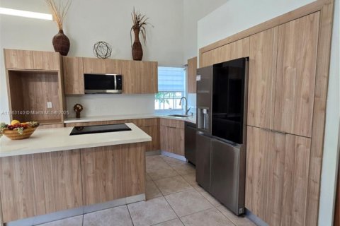 House in Miami, Florida 4 bedrooms, 303.42 sq.m. № 1891185 - photo 22