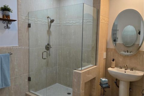 House in Miami, Florida 4 bedrooms, 303.42 sq.m. № 1891185 - photo 29