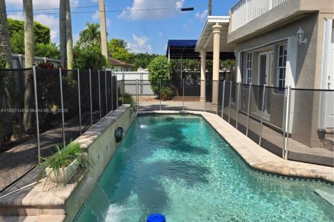 House in Miami, Florida 4 bedrooms, 303.42 sq.m. № 1891185 - photo 8