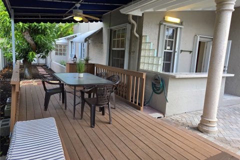 House in Miami, Florida 4 bedrooms, 303.42 sq.m. № 1891185 - photo 11