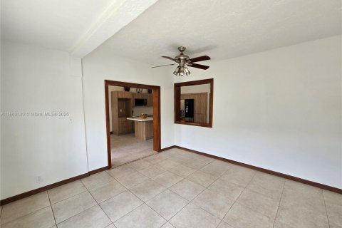 House in Miami, Florida 4 bedrooms, 303.42 sq.m. № 1891185 - photo 25