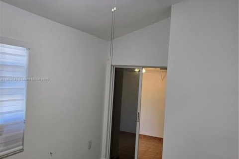 House in Miami, Florida 4 bedrooms, 303.42 sq.m. № 1891185 - photo 18