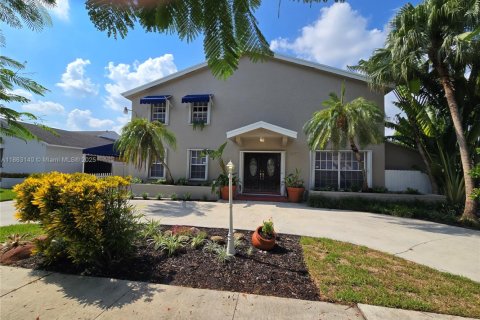 House in Miami, Florida 4 bedrooms, 303.42 sq.m. № 1891185 - photo 3