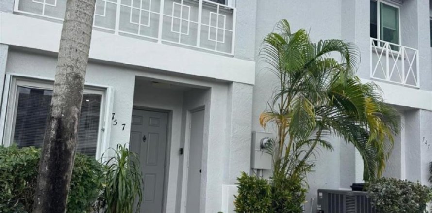 Townhouse in Pembroke Pines, Florida 3 bedrooms, 126.44 sq.m. № 2086869
