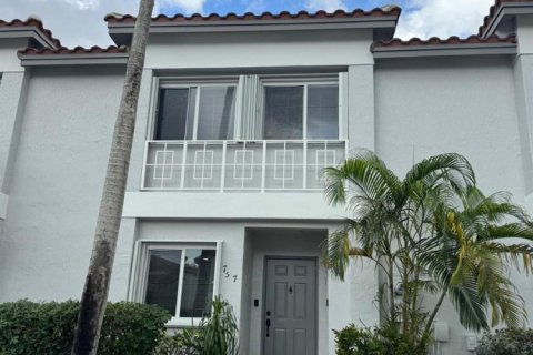Townhouse in Pembroke Pines, Florida 3 bedrooms, 126.44 sq.m. № 2086869 - photo 2