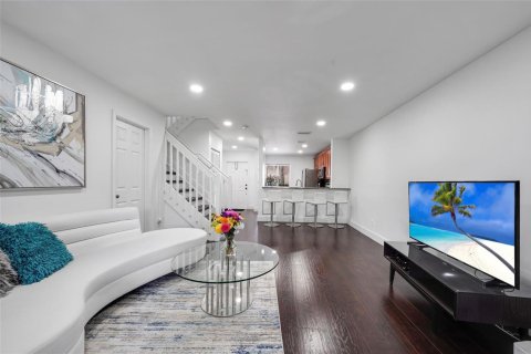 Townhouse in Pembroke Pines, Florida 3 bedrooms, 126.44 sq.m. № 2086869 - photo 10