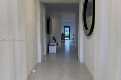 House in Homestead, Florida 4 bedrooms, 176.89 sq.m. № 2030948 - photo 2