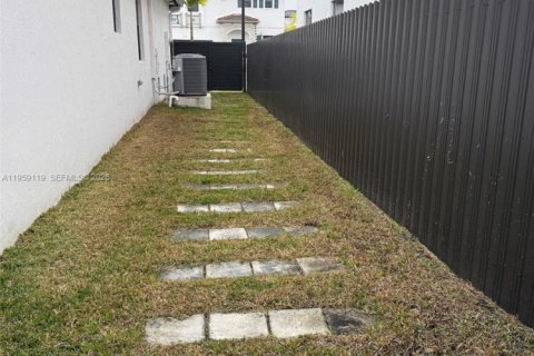 House in Homestead, Florida 4 bedrooms, 176.89 sq.m. № 2030948 - photo 7