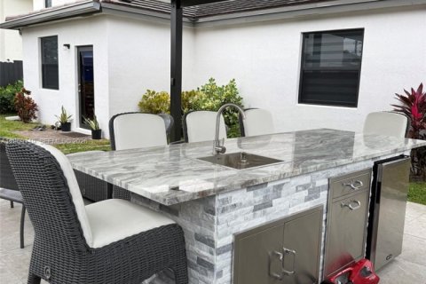 House in Homestead, Florida 4 bedrooms, 176.89 sq.m. № 2030948 - photo 16