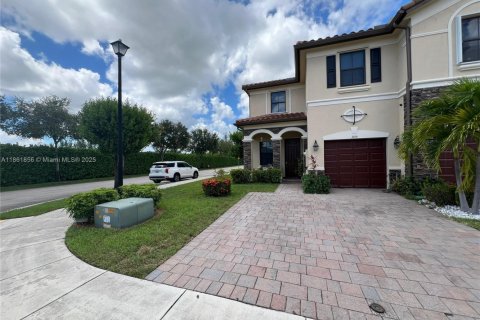 Снять в аренду таунхаус в Хайалиа, Флорида 3 спальни, 147.9м2, № 1957953 - фото 1