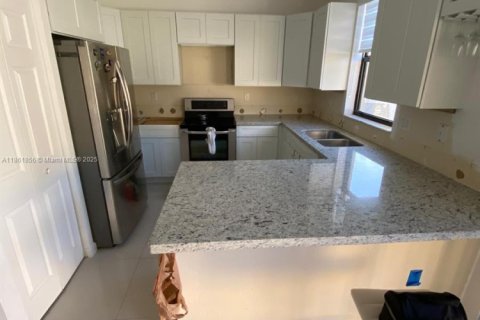 Снять в аренду таунхаус в Хайалиа, Флорида 3 спальни, 147.9м2, № 1957953 - фото 5