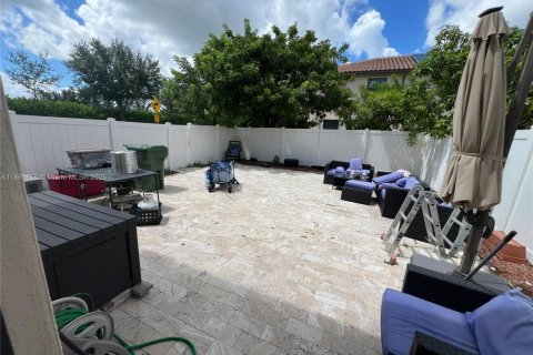 Снять в аренду таунхаус в Хайалиа, Флорида 3 спальни, 147.9м2, № 1957953 - фото 2