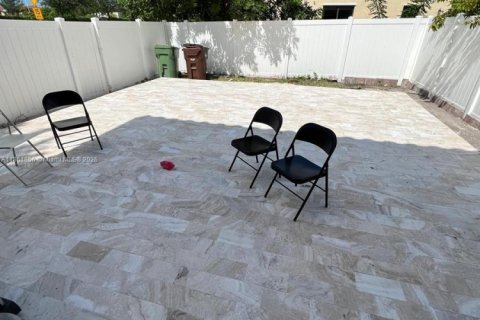 Снять в аренду таунхаус в Хайалиа, Флорида 3 спальни, 147.9м2, № 1957953 - фото 6