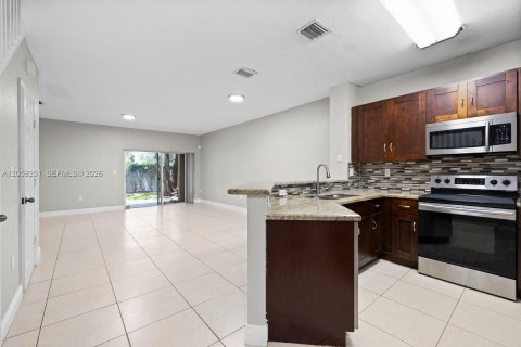 Touwnhouse à vendre à Tamarac, Floride: 2 chambres, 132.66 m2 № 2176673 - photo 3