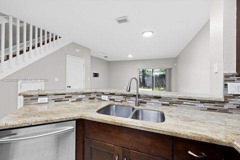 Touwnhouse à vendre à Tamarac, Floride: 2 chambres, 132.66 m2 № 2176673 - photo 5