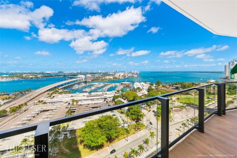 Condominio en Miami, Florida, 2 dormitorios  № 2030638