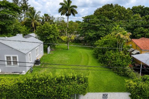 Commercial property in Miami, Florida № 2086113