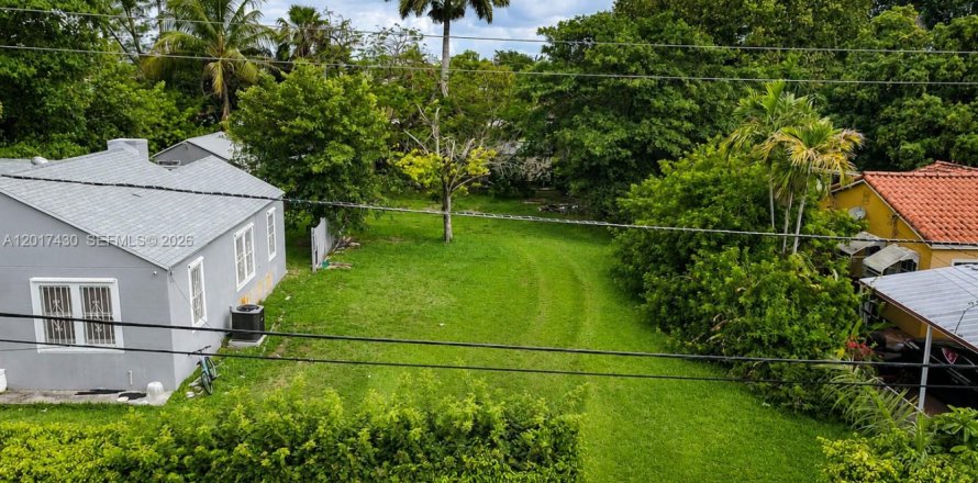 Commercial property in Miami, Florida № 2086113
