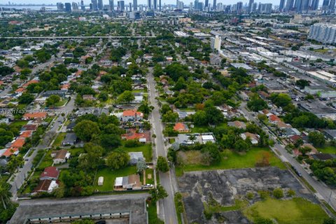 Commercial property in Miami, Florida № 2086113 - photo 4