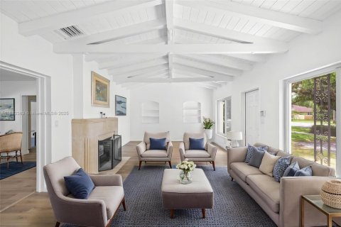 House in Miami Shores, Florida 4 bedrooms, 186.92 sq.m. № 1875339 - photo 3