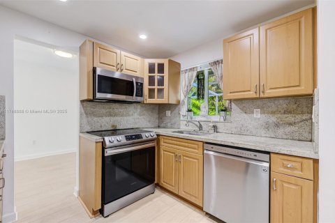 Condo in South Miami, Florida, 3 bedrooms  № 1706523 - photo 10