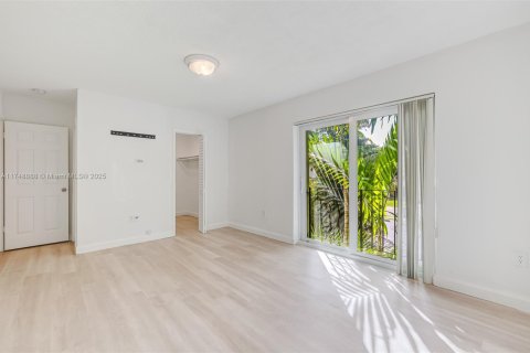 Condo in South Miami, Florida, 3 bedrooms  № 1706523 - photo 15